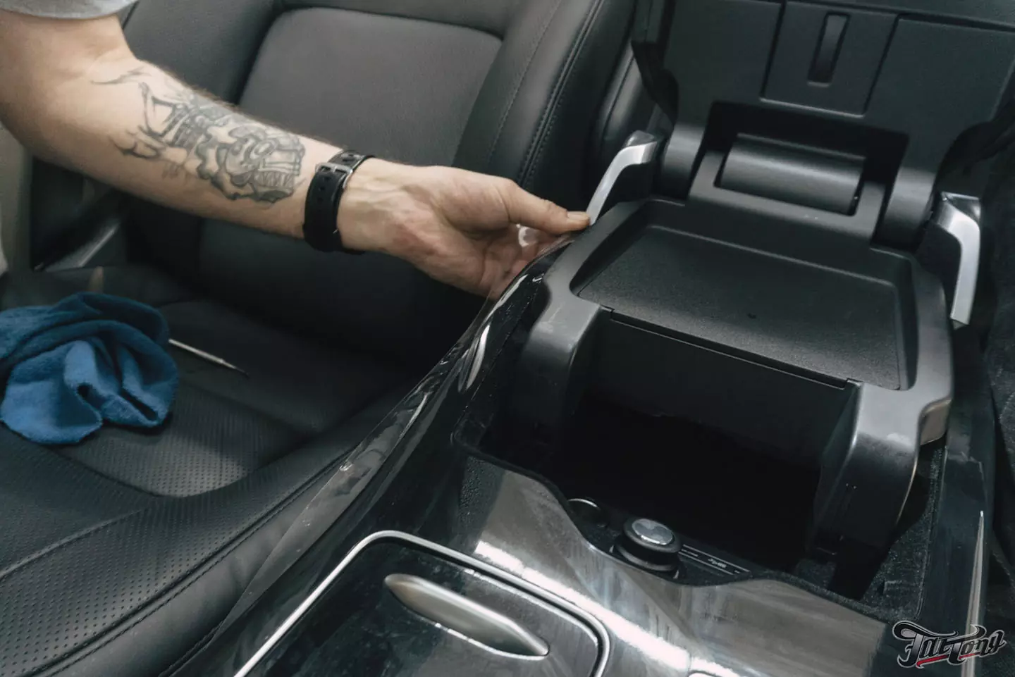 Химчистка и ремонт кожи в салоне Range Rover